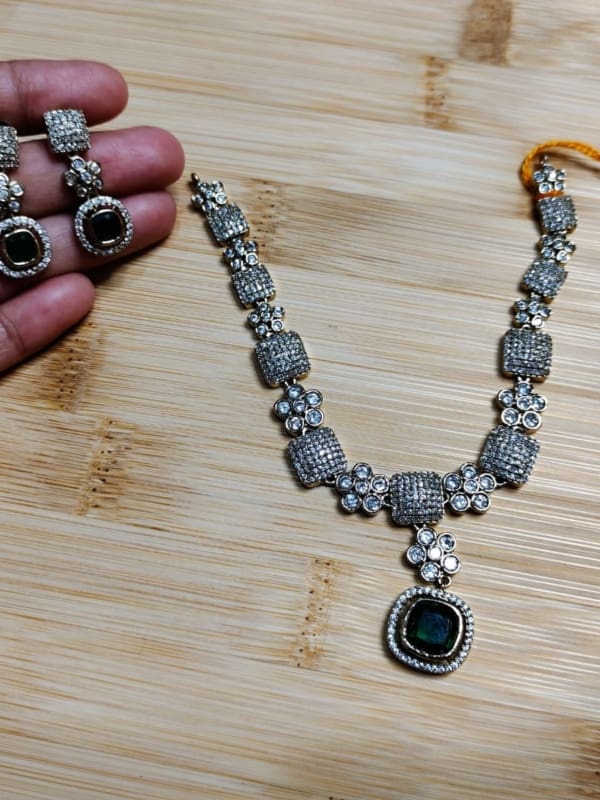 Victoria jewellery set