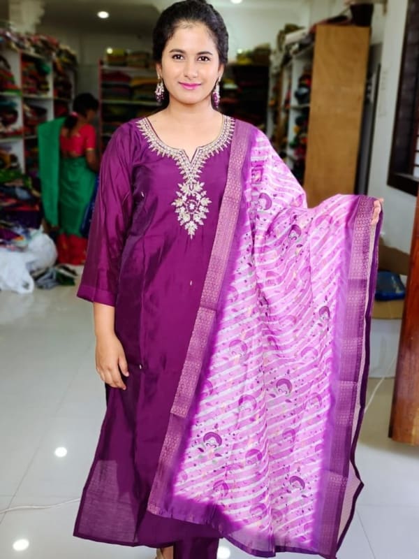primium 3 pies kurti sets 
M L XL XXL SIZE AVAILABLE