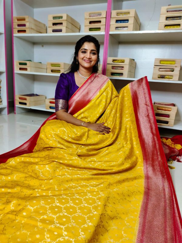 Matka crepsilk saree with contrast kanchi boaders with contrast blouse and pallu