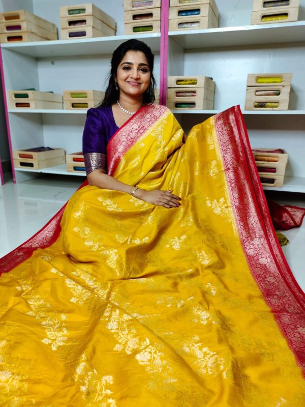 Matka crepsilk saree with contrast kanchi boaders with contrast blouse and pallu