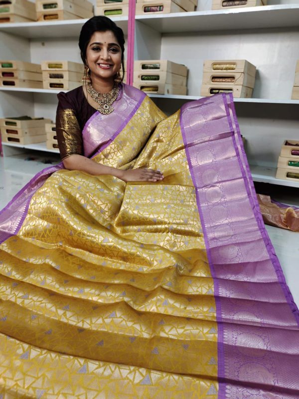 Soft banarasi silk saree with kanchi boaders with contrast blouse and pallu